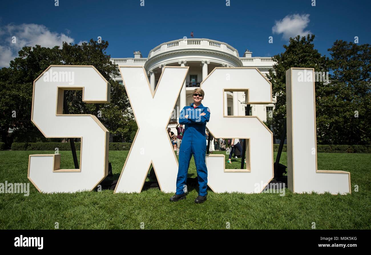NASA-Astronaut Anne McClain nimmt im Süden von South Lawn: ein weißes Haus Festival der Ideen, Kunst und Aktion im Weißen Haus South Lawn Oktober 3, 2016 in Washington, DC. Stockfoto