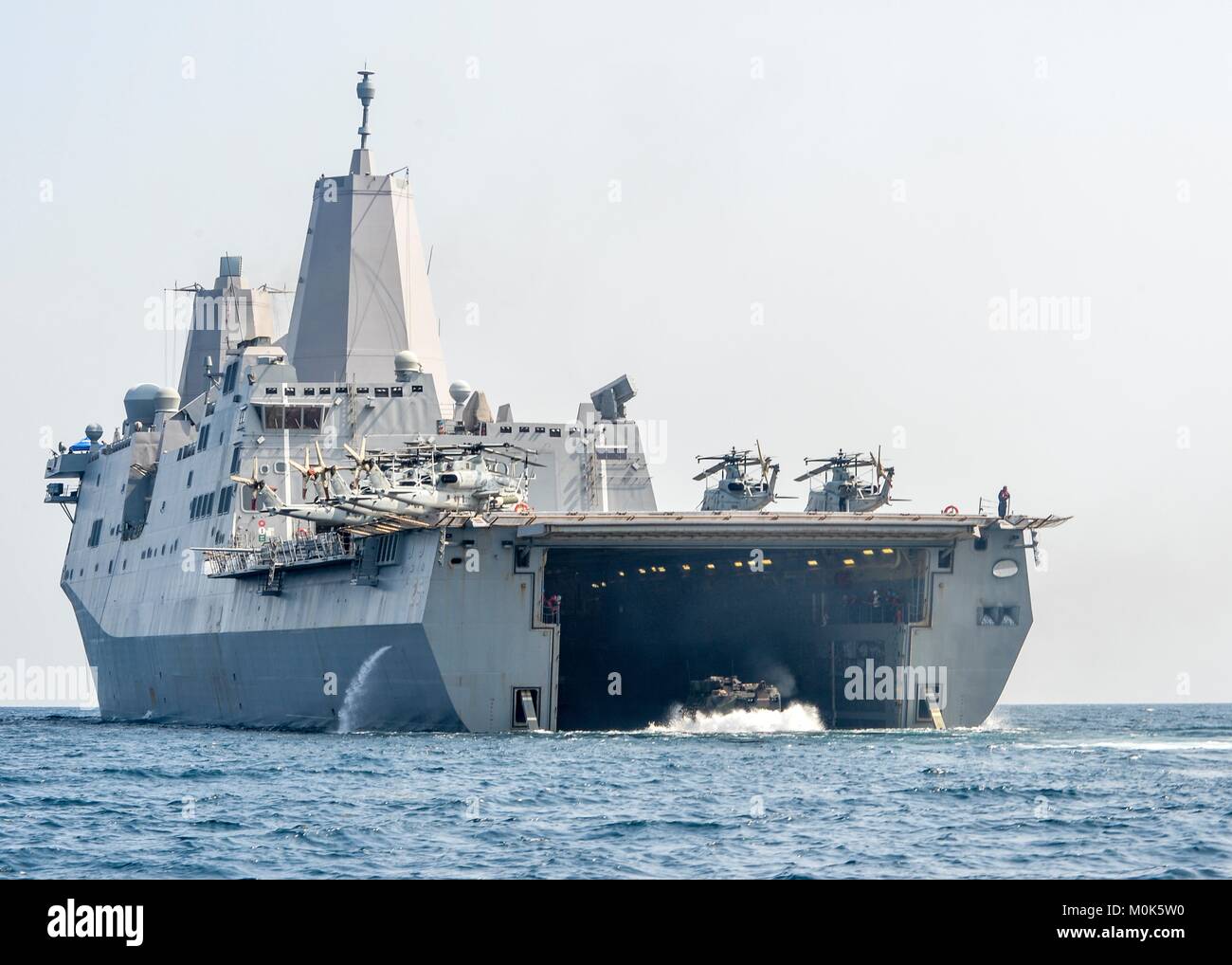 Die US-Marine San Antonio-Klasse amphibious Transport dock Schiff USS Somerset parow unterwegs während der Übung Alligator Dolch am 12. Dezember 2016 im Golf von Aden. Stockfoto
