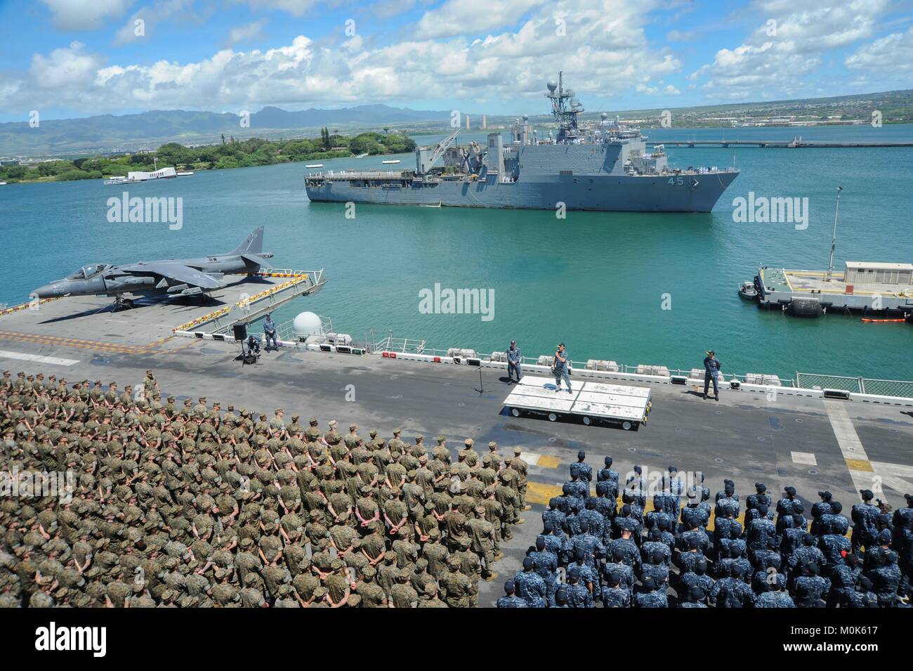Us Pacific Command Commander Harry Harris spricht mit US-Soldaten, während die US-Marine Whidbey Island-Klasse amphibische Landung dock Schiff USS Comstock auf der gemeinsamen Basis Pearl Harbor-Hickam Mai 1, 2017 in Pearl Harbor, Hawaii. Stockfoto