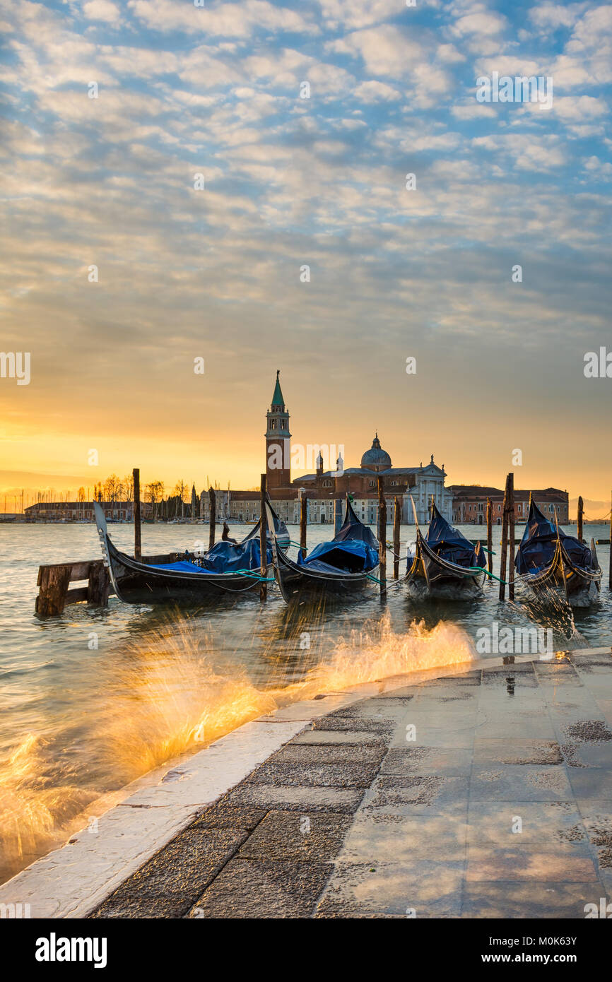 Gondeln auf dem Canal Grande bei Sonnenaufgang in Venedig, Italien Stockfoto