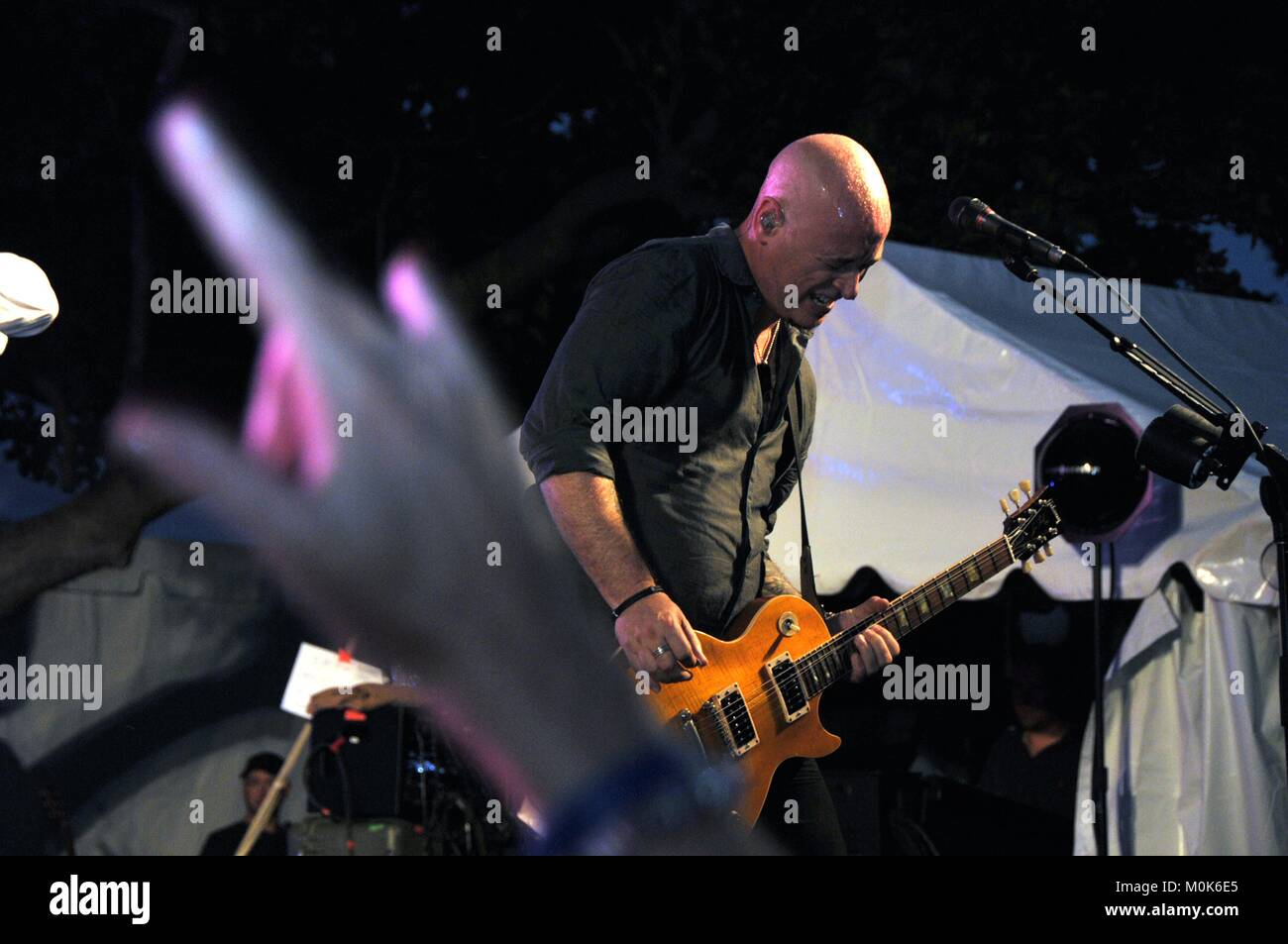 Rock Band Zug führt auf der Bühne Gruß zu den militärischen USO Konzert im Weißen Haus South Lawn Juli 4, 2011 in Washington, DC. Stockfoto