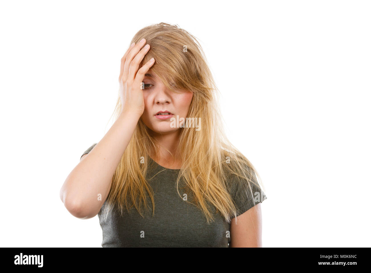 Gesundheit Problem, Müdigkeit und Depressionen cocnept. Blonde Frau in grosse Kopfschmerzen, Hand auf ihren Kopf besser zu fühlen. Studio shot isoliert Stockfoto
