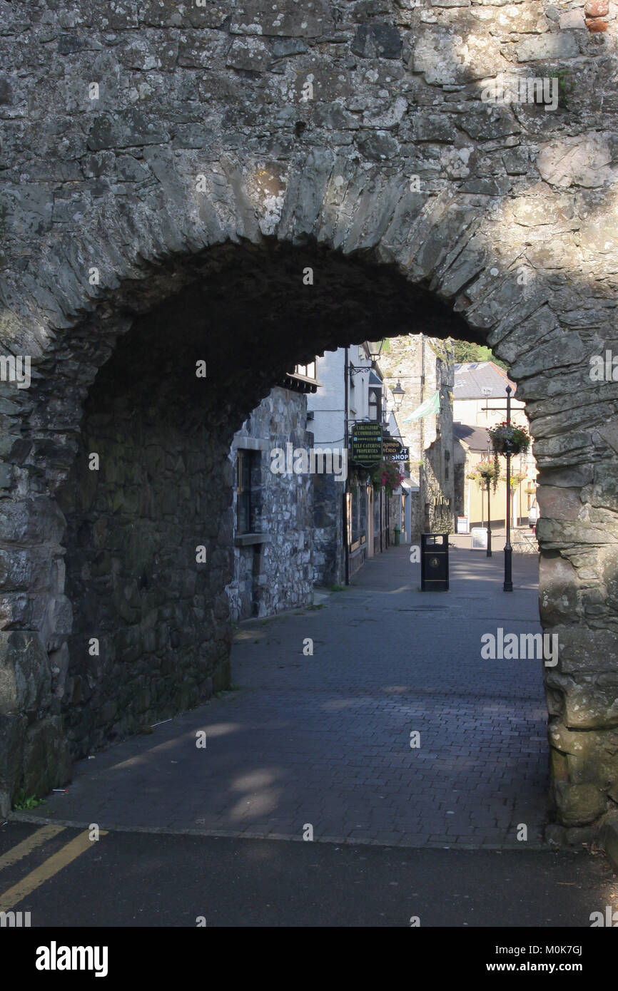 Die Tholsel in Carlingford, County Louth, Irland. Die Tholsel ist das letzte Tor in die ehemalige mittelalterliche Stadt Carlingford. Stockfoto