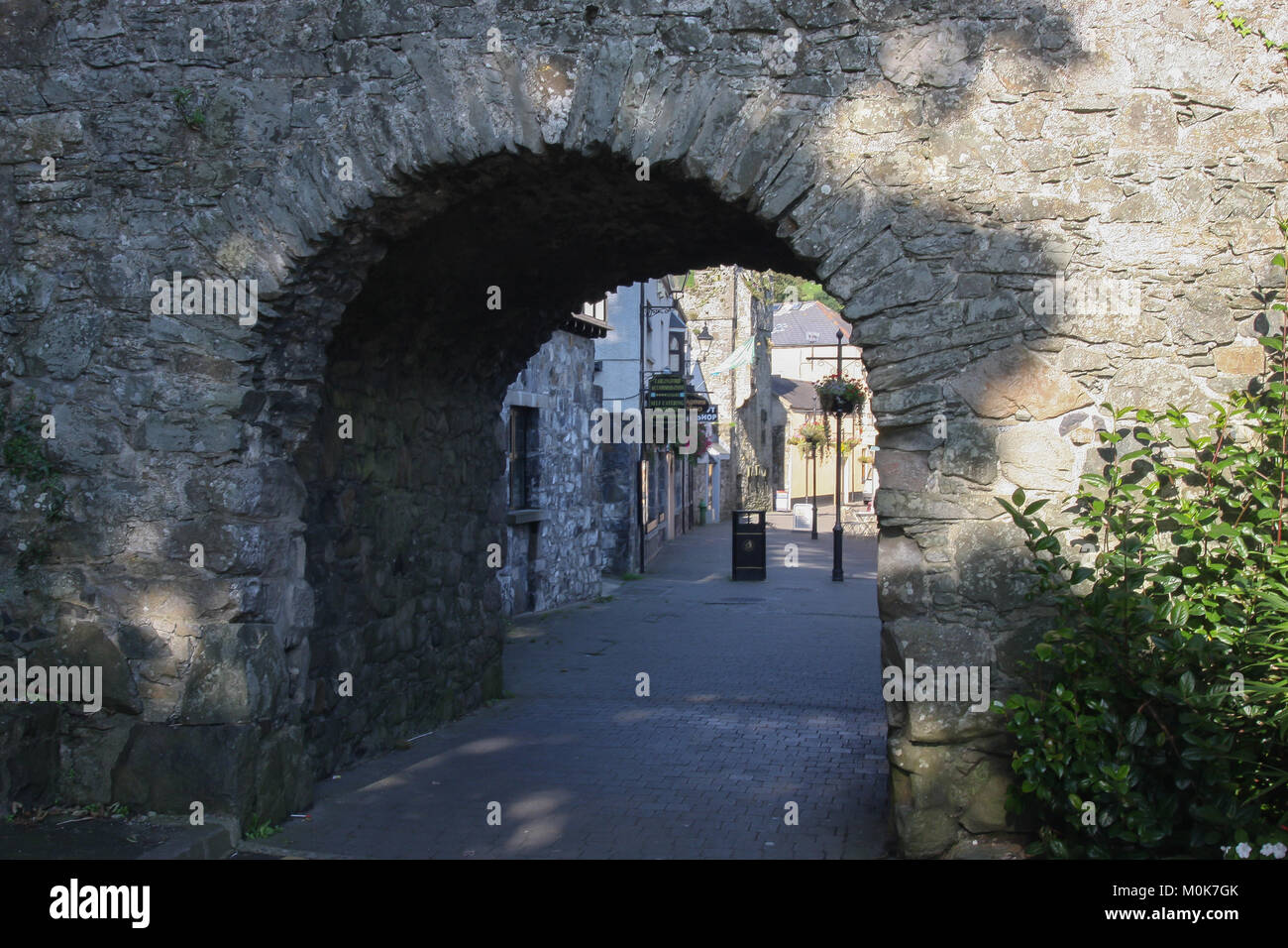 Die Tholsel in Carlingford, County Louth, Irland. Die Tholsel ist das letzte Tor in die ehemalige mittelalterliche Stadt Carlingford. Stockfoto