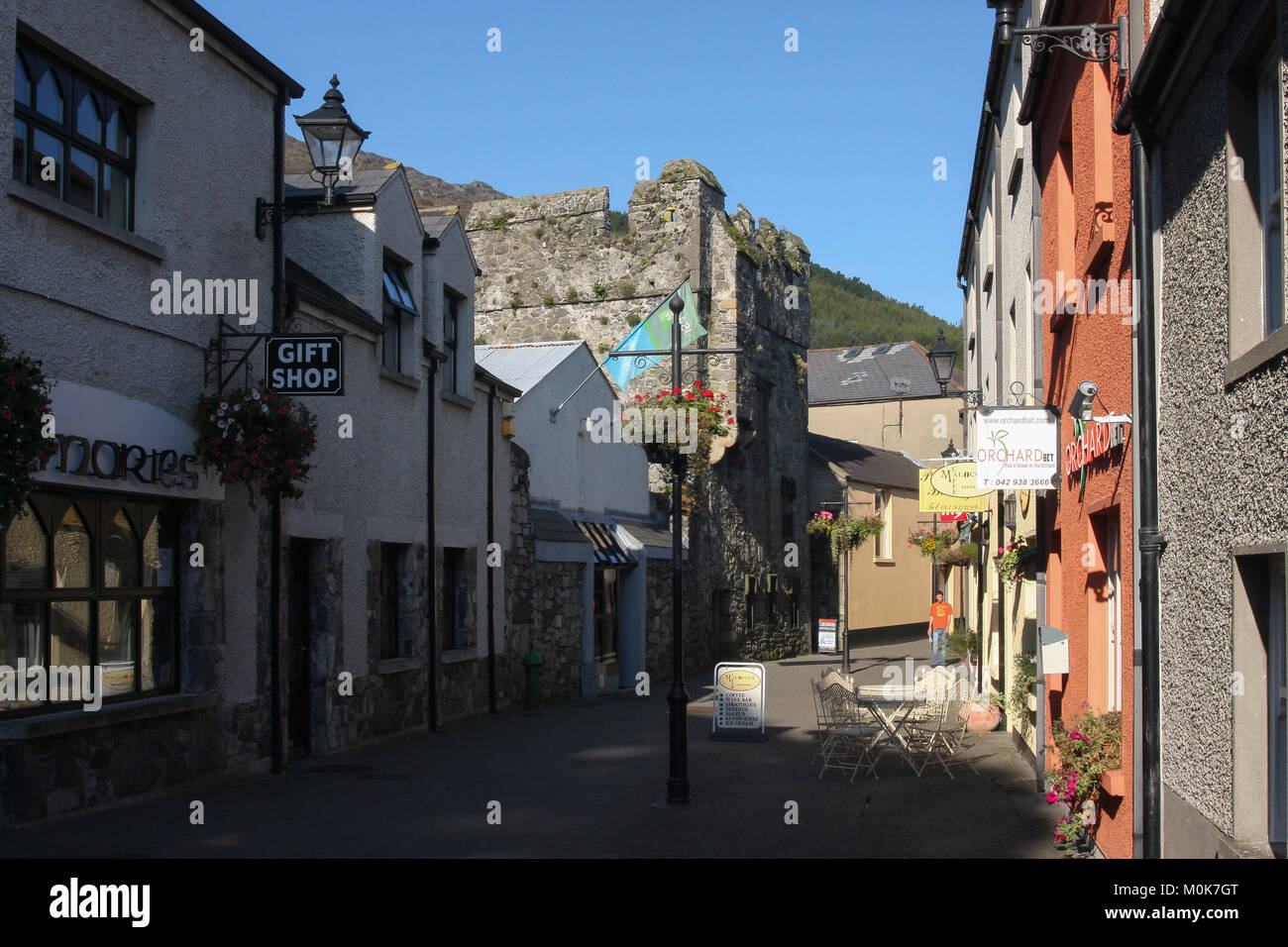 Tholsel Straße in Carlingford - Fußgängerzone in der mittelalterlichen Stadt auf der Halbinsel Cooley County Louth, Irland. Links ist die mittelalterliche Münze. Stockfoto