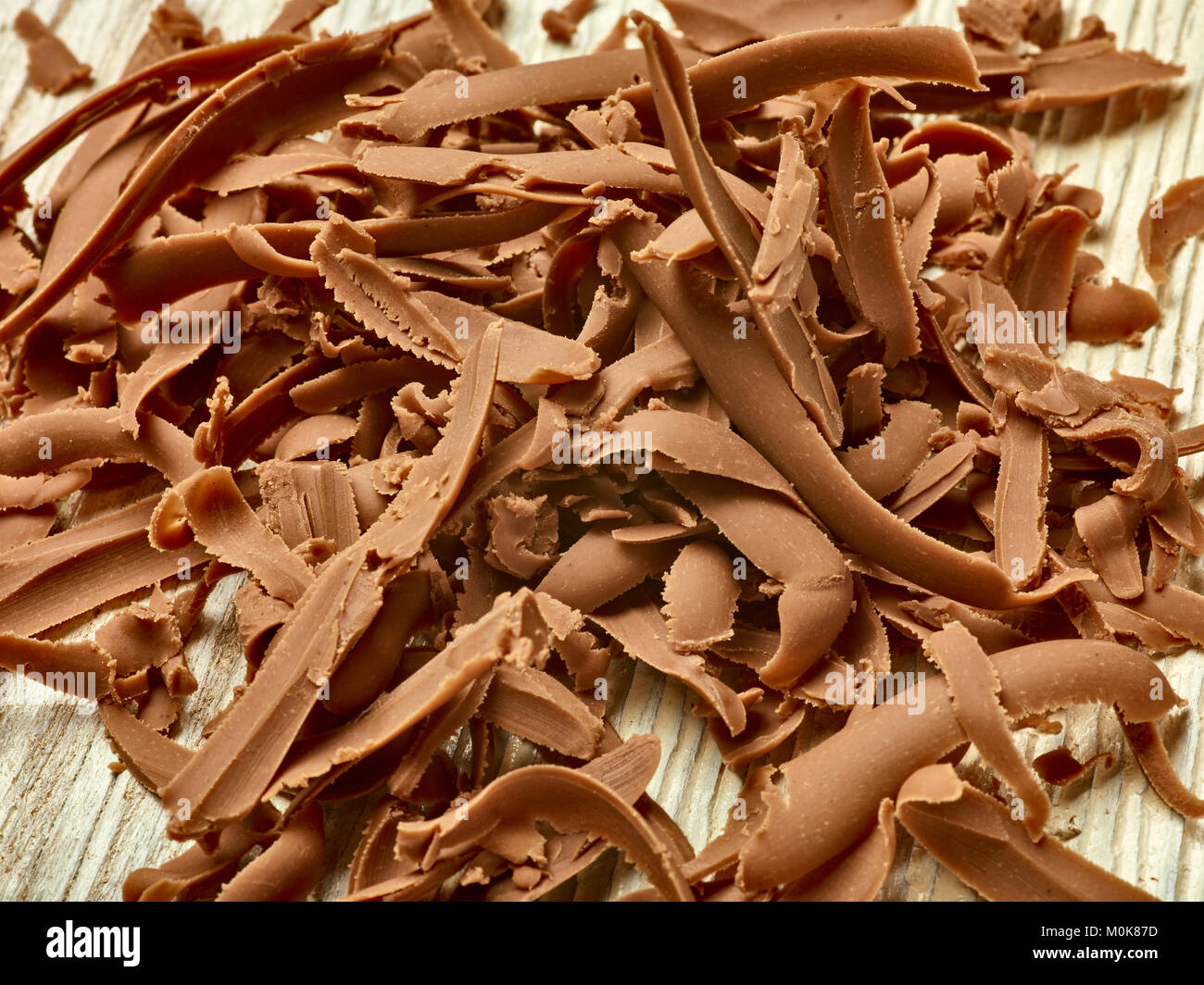 Nahaufnahme der Schokolade Stücke auf Holz- Hintergrund Stockfoto