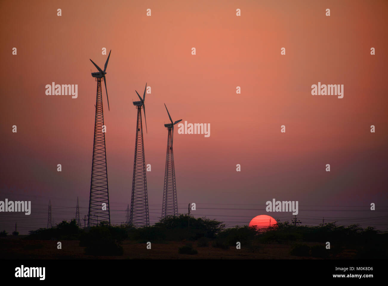 Windmühlen in der Wüste Thar bei Sonnenuntergang, Rajasthan, Indien Stockfoto