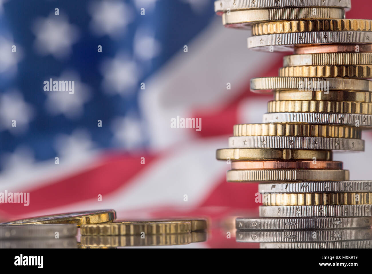 Nationalflagge von Amerika und Euro-Münzen - Konzept. Euro Münzen. Euro Geld. Euro Währung. Stockfoto