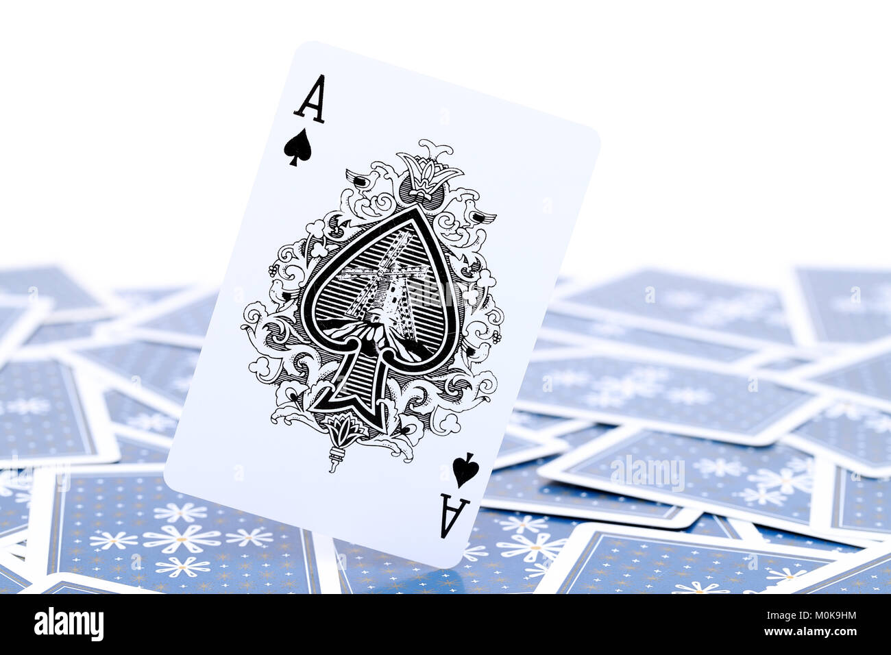 Spielkarten ass von Spaten, Nahaufnahme, auf weißem Hintergrund Stockfoto