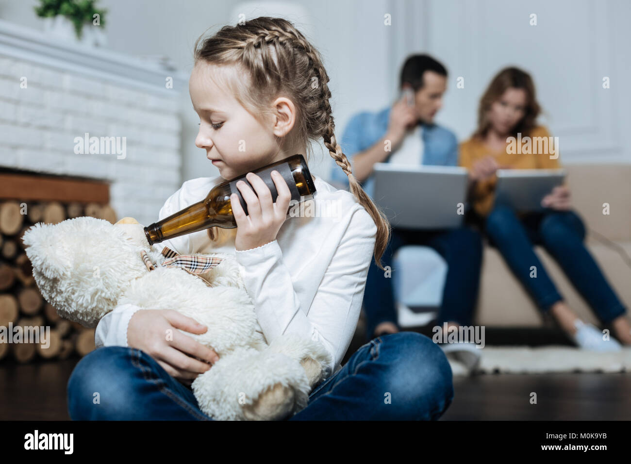 Mürrisch Mädchen Bier zu geben, ihr teddy bear Stockfoto