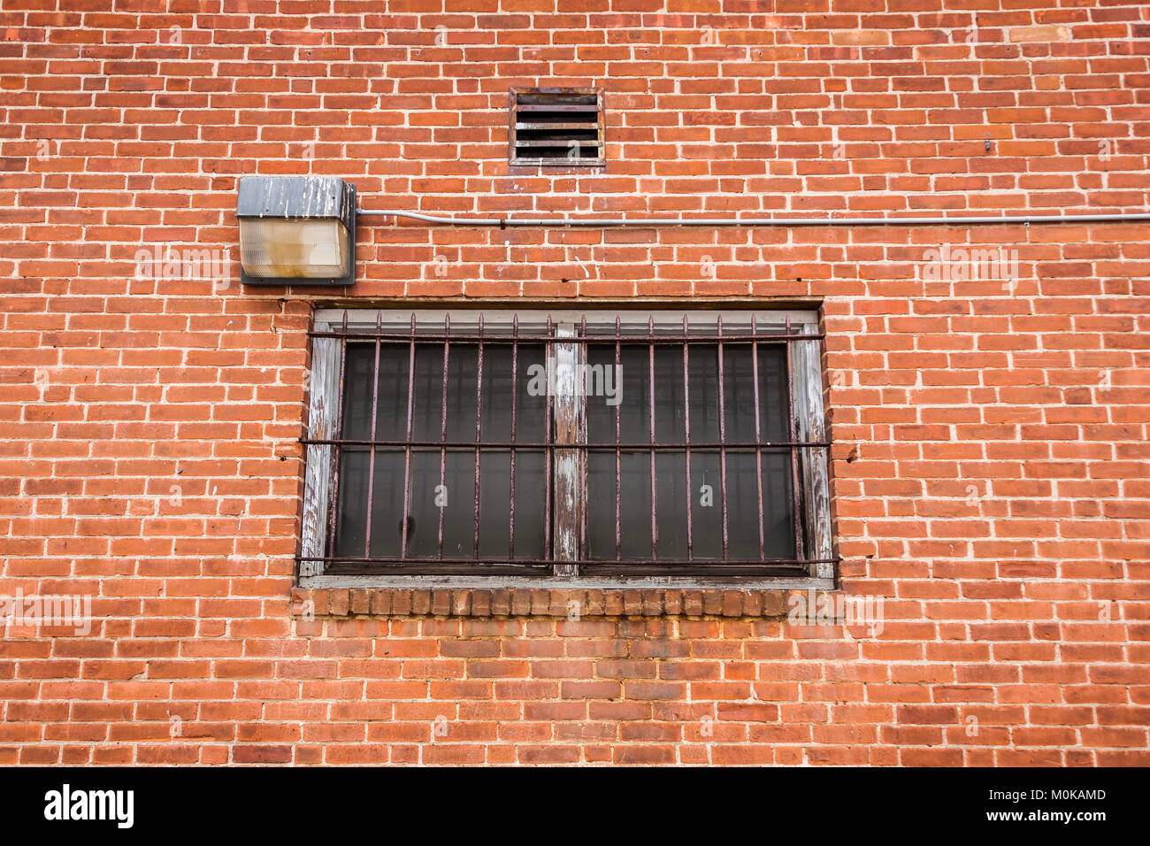 Mit Eisenstangen auf der Außenseite eines Gebäudes Fenster, Connecticut, Vereinigte Staaten von Amerika Stockfoto