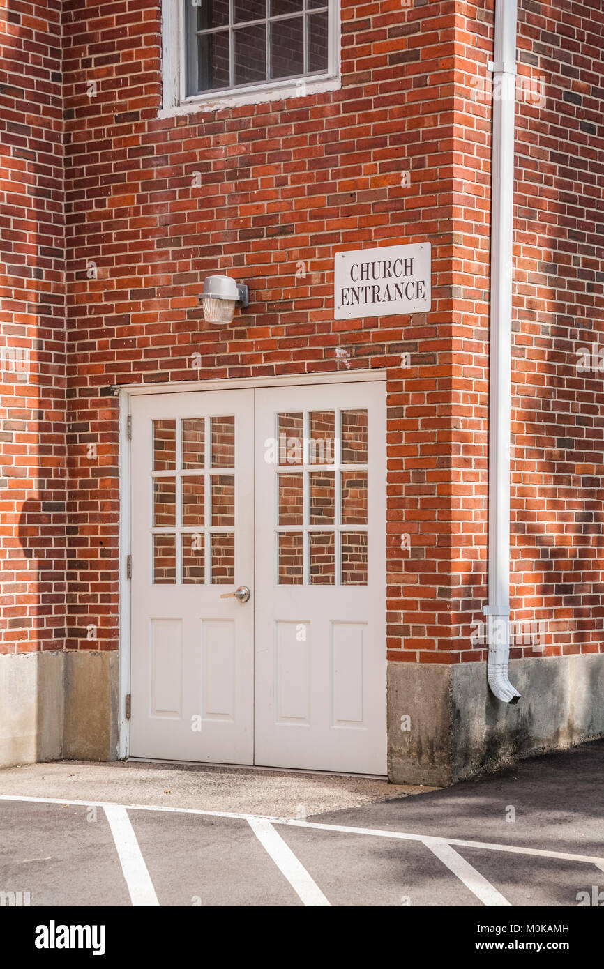 Türen auf eine Mauer einer Kirche Gebäude mit Schild über Lesen' Kirche Eingang'; Connecticut, Vereinigte Staaten von Amerika Stockfoto