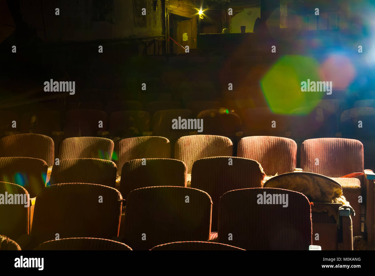 Kaputte Stühle in einem alten, verlassenen Theater mit Sonneneinstrahlung von der Seite scheint; Connecticut, Vereinigte Staaten von Amerika Stockfoto