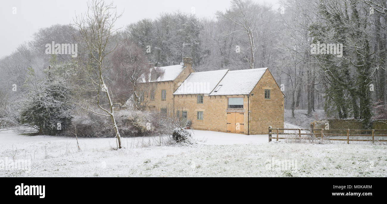 Cotswold Cottage im Schnee im Dezember. Chipping Norton, Cotswolds, Oxfordshire, England. Panoramablick Stockfoto