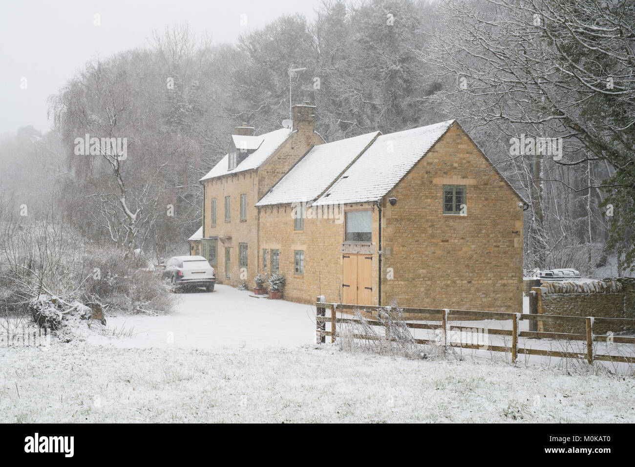 Cotswold Cottage im Schnee im Dezember. Chipping Norton, Cotswolds, Oxfordshire, England Stockfoto