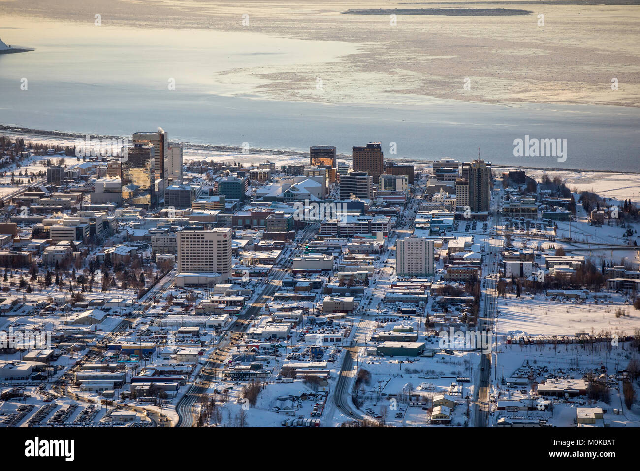 Luftaufnahme der 3., 4., 5. Und 6. Alleen, die nach Westen zum Meer durch die Innenstadt von Anchorage führen, Meereis am Cook Inlet im Hintergrund, d... Stockfoto