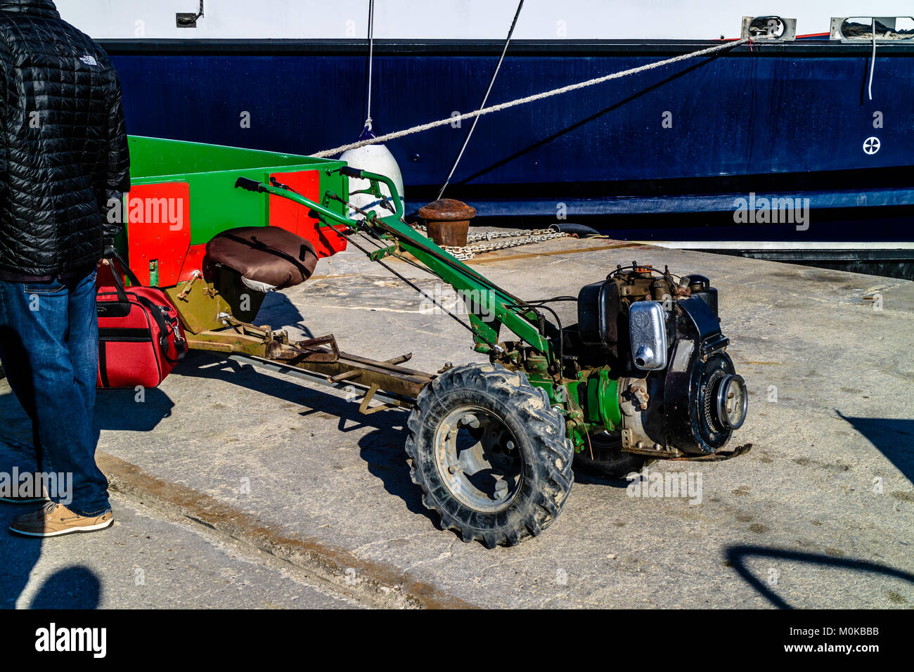 Mechanische Trolley waren von der Fähre und auf unebenem Boden auf der Insel Susak, Kroatien zu entladen. Mai 2017. Stockfoto