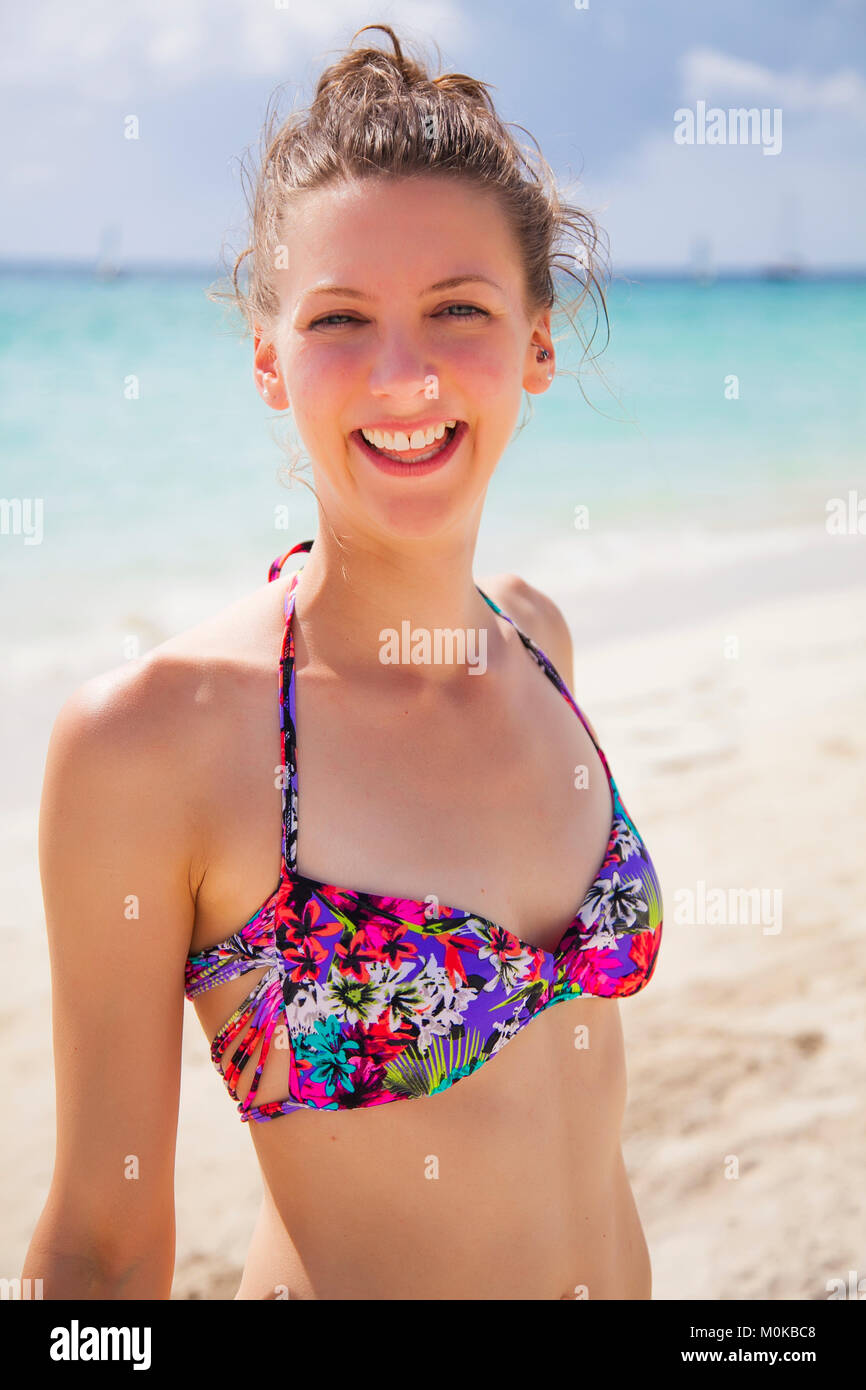 Portrait einer jungen kaukasischen Frau im Bikini Top an einem tropischen Strand, Negril, Jamaika Stockfoto