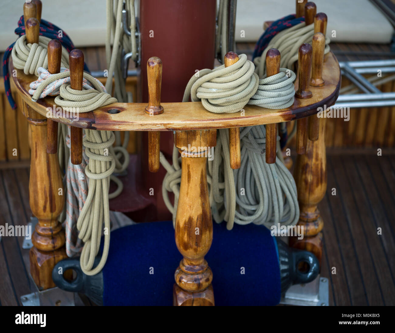 Close-up von gebündelten Seile auf dem Deck eines Segelboot; Montenegro Stockfoto
