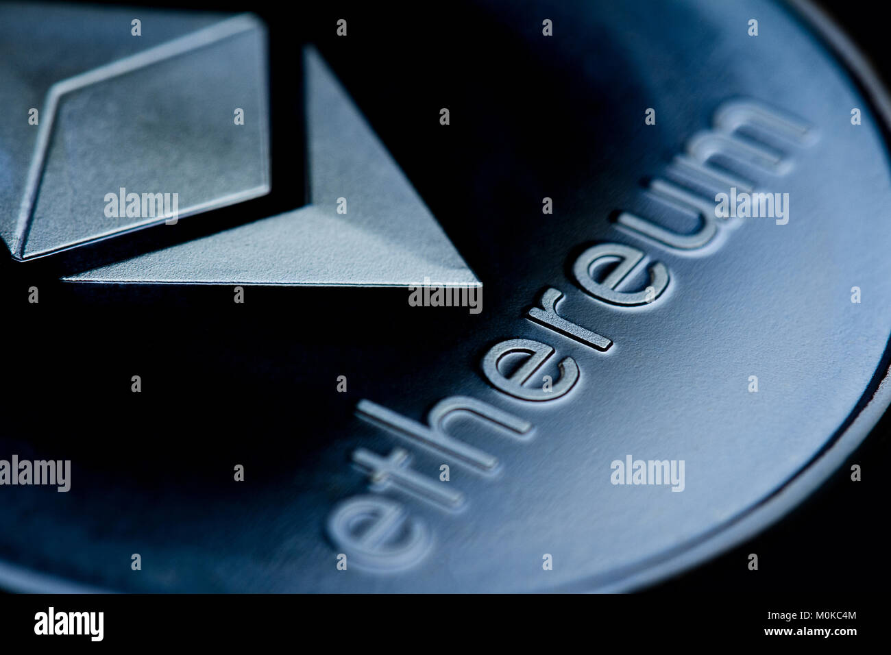 Horizontal oben Ansicht Nahaufnahme des Astraleums Logo auf einem Blau metallic Münze Stockfoto