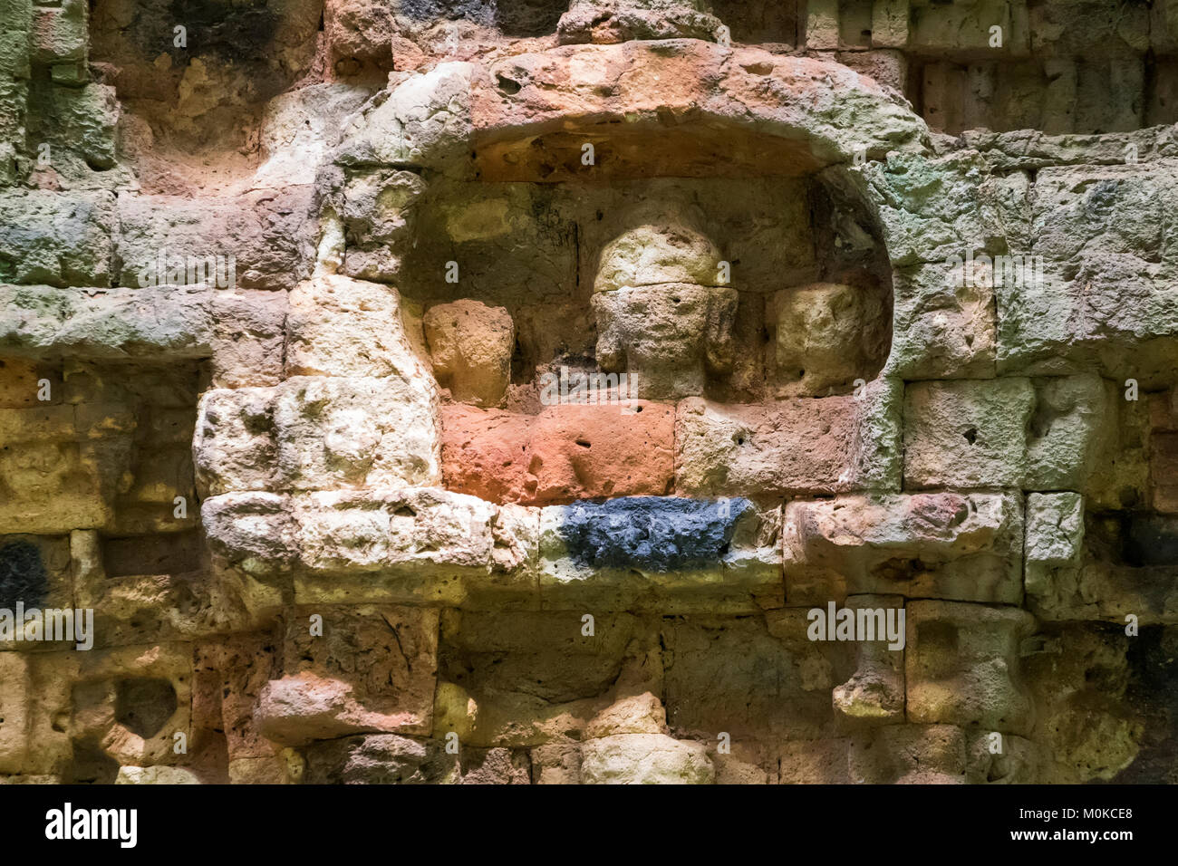 Flachrelief auf N11 Tower in Prasat Sambor, der Nord Gruppe, Sambor Prei Kuk, Kompong Thom, Kambodscha Stockfoto