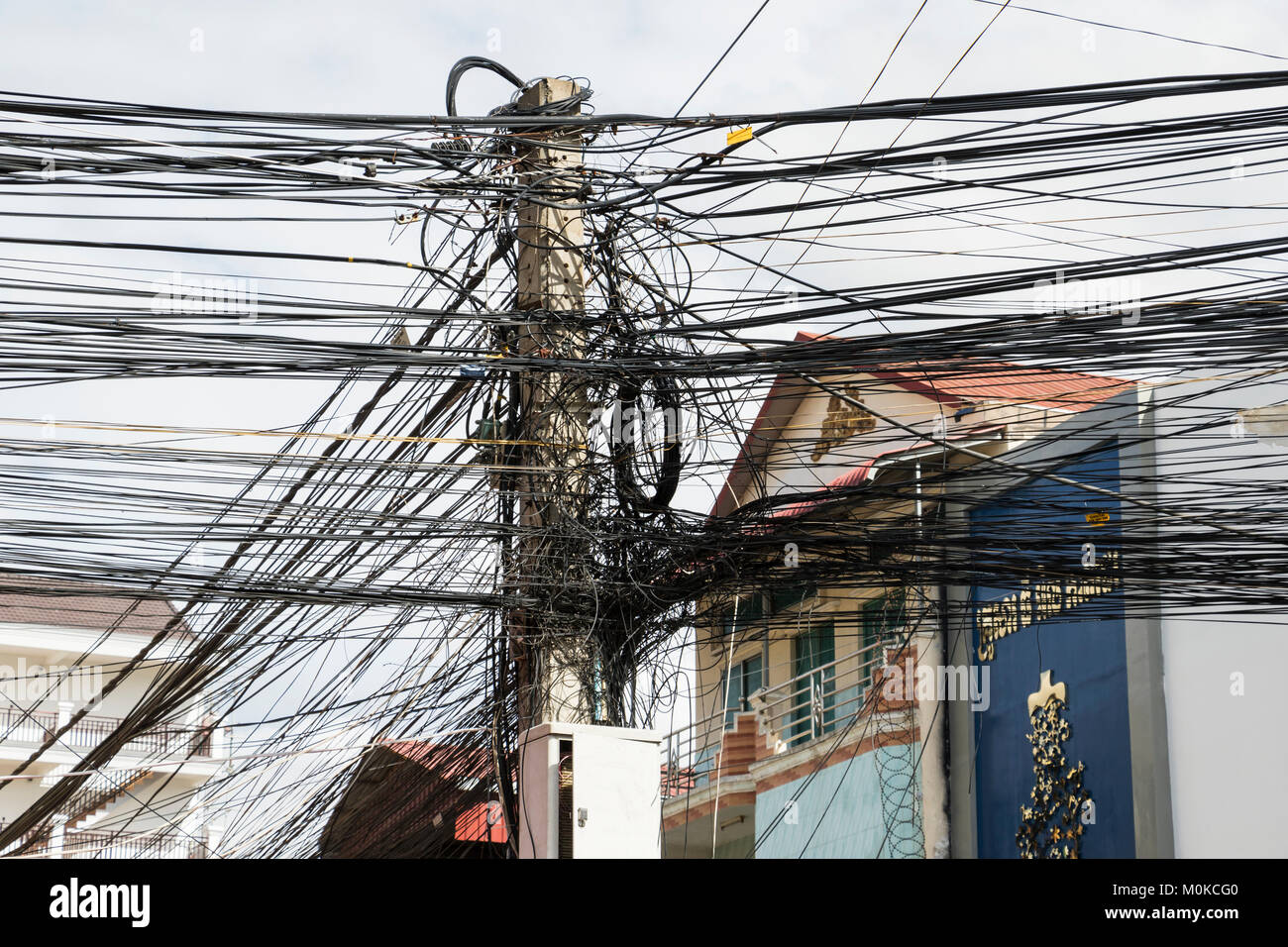 Mit zahlreichen Drähte und Kabel Strassenlaterne; Phnom Penh, Kambodscha Stockfoto