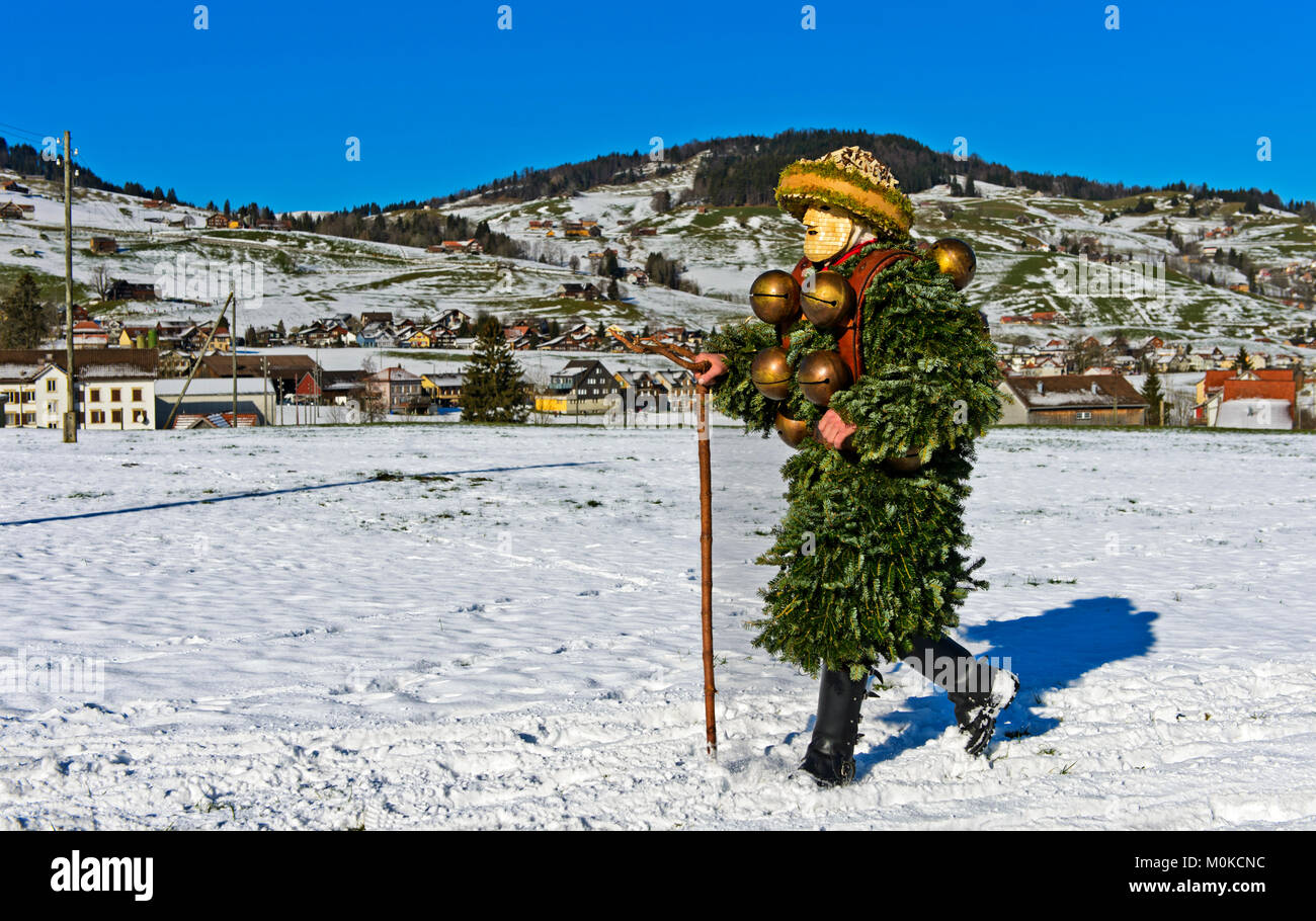 Pretty-Ugly Wald und Natur Chlaus, Hl. Silvester mummer, Besuch der gehöfte an der Alten Sylvester, Urnäsch, Appenzell, Schweiz Stockfoto