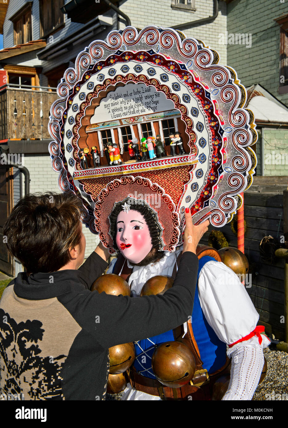 Assistent zur Festsetzung der phantastischen Kopfbedeckungen der eine schöne Chlaus am Alten Sylvester, Urnäsch, Kanton Appenzell Ausserrhoden, Schweiz Stockfoto