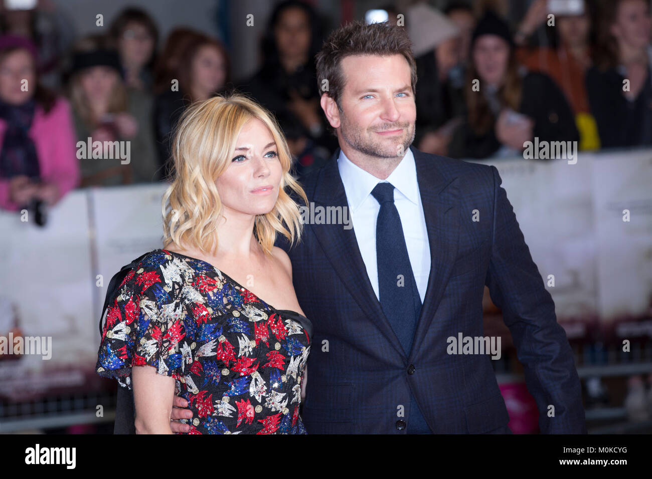 London, UK, 28. Oktober 2015, Sienna Miller, Bradley Cooper, European Film Premiere von 'Gebrannt' bei Vue West End Kino. Mariusz Goslicki/Alamy Stockfoto
