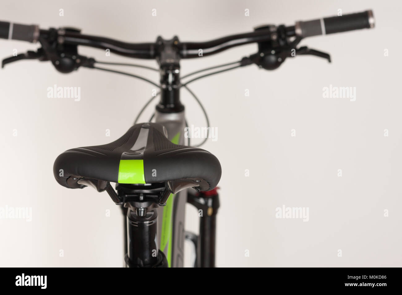 Fahrrad Sattel auf weißem Hintergrund, Ansicht schließen, studio Foto Stockfoto
