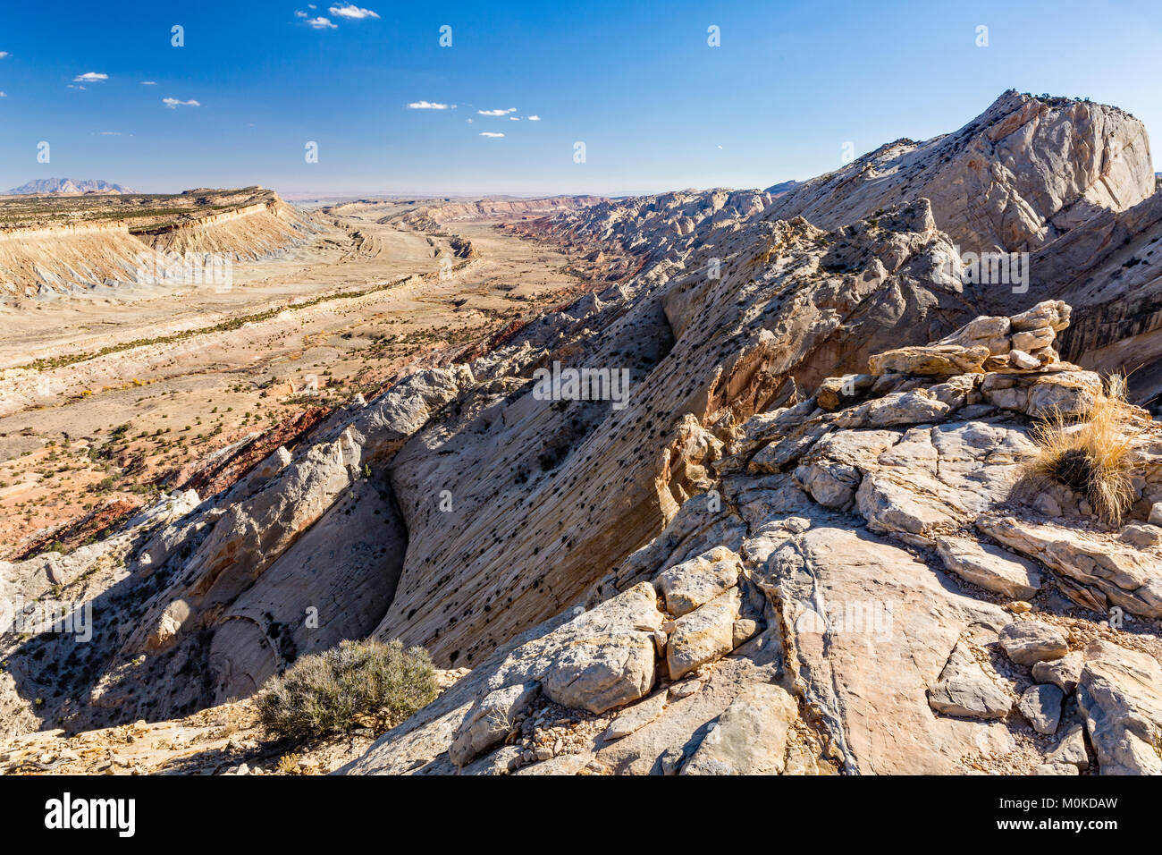 Weiten Blick auf der Waterpocket Fold monoklinem aus dem Streik Tal blicken im Capitol Reef National Park, Utah. Stockfoto