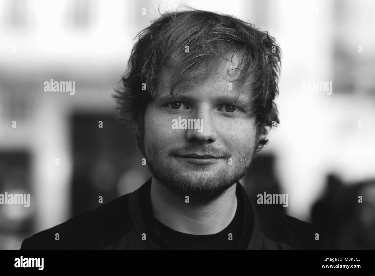 London, UK, 30. September 2014: Ed Sheeran gesehenes Verlassen BBC Studios in London (Bild digital geändert werden Schwarzweiß) Stockfoto