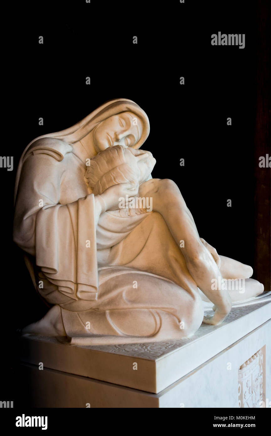 Mehr als 100 Jahre alte religiöse Statue Madonna und Christus (Mitgefühl) Stockfoto