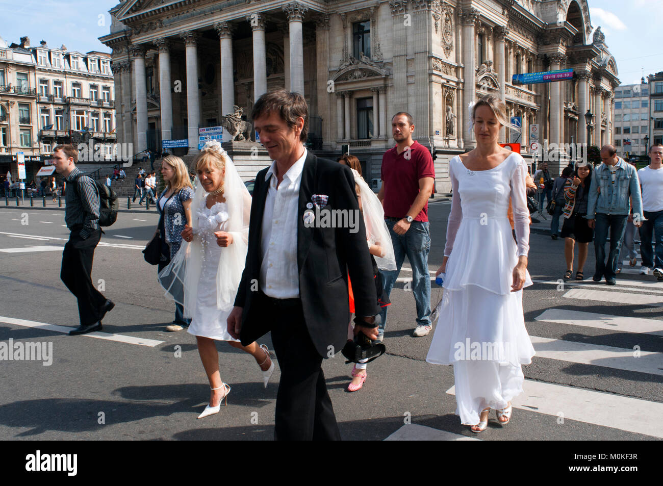 Gerade vor der Börse in Brüssel, Belgien, Ehepaar wandern. Stockfoto
