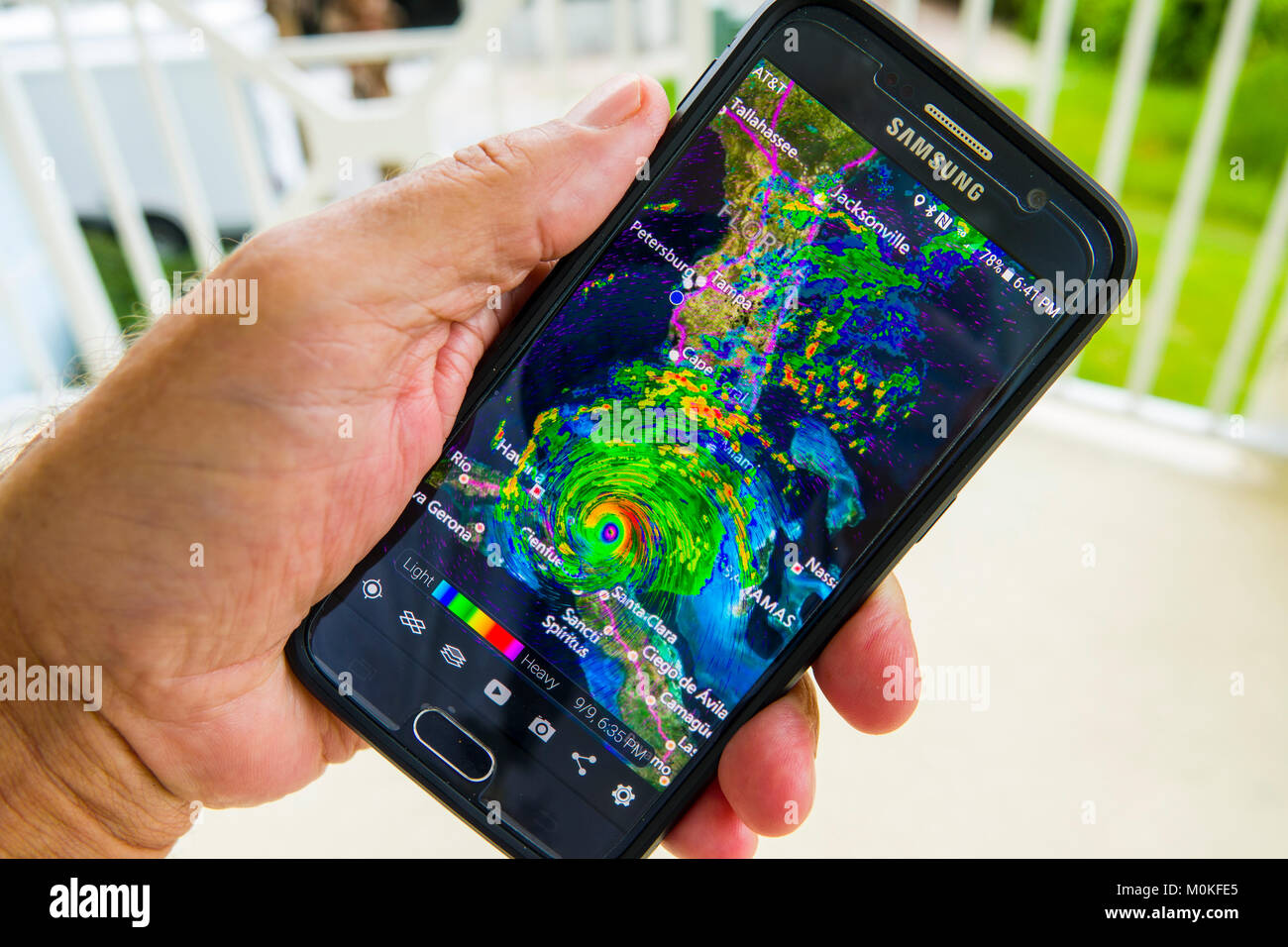 Hurricane Wetter Warnung am Mobiltelefon Stockfoto