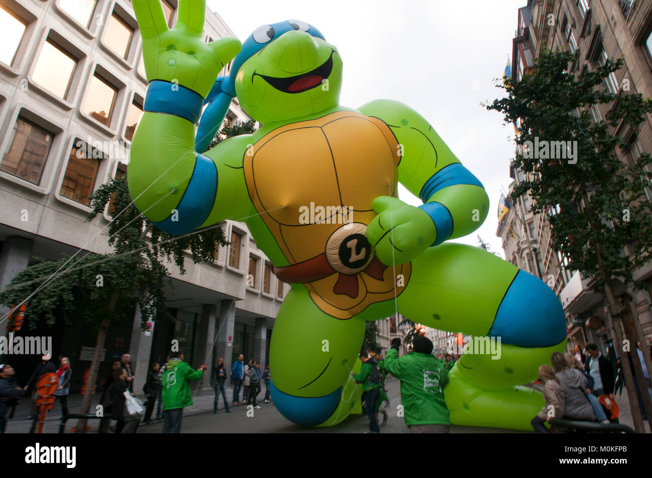 Der Ballon Day Parade, Brüssel, Belgien. Eine aufblasbare der belgischen Comics Serie Charakter Spirou zusammengebrochen als vorgeführt, während der Ballon Day Parade Stockfoto
