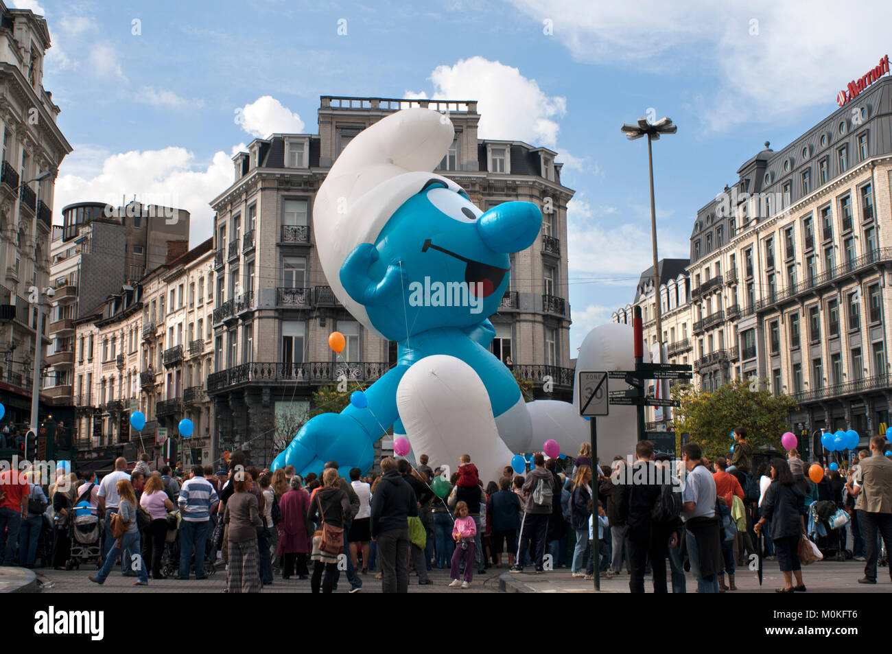 Der Ballon Day Parade, Brüssel, Belgien. Eine aufblasbare der belgischen Comics Serie Charakter Spirou zusammengebrochen als vorgeführt, während der Ballon Day Parade Stockfoto