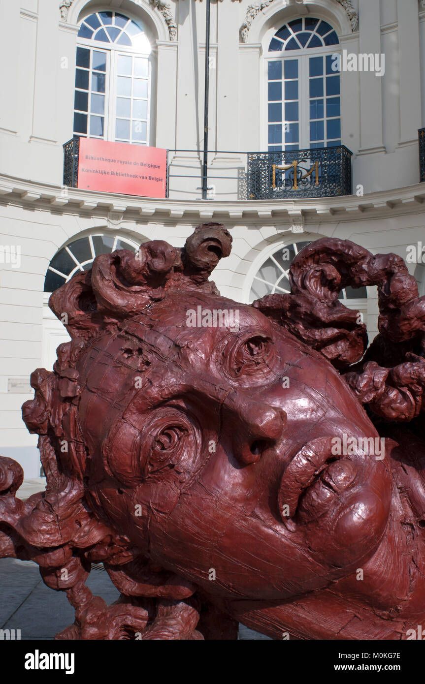 Eine Skulptur aus Polyesterharz, die von der Mexikanische Künstler Javier Marin genannt Cabeza de Mujer Roja. Der Palais de Charles de Lorraine Musee, Brüssel, BE Stockfoto