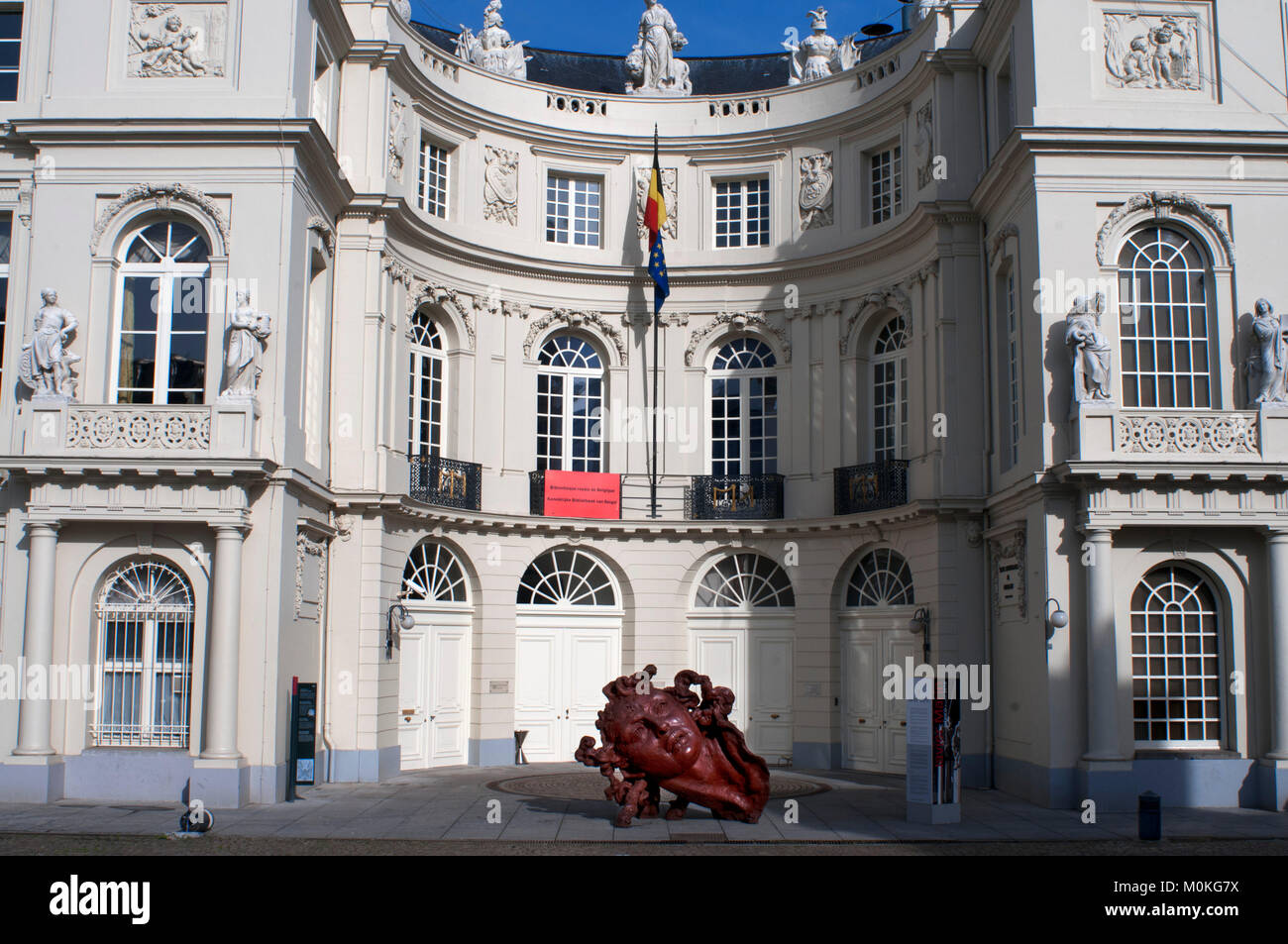 Eine Skulptur aus Polyesterharz, die von der Mexikanische Künstler Javier Marin genannt Cabeza de Mujer Roja. Der Palais de Charles de Lorraine Musee, Brüssel, BE Stockfoto
