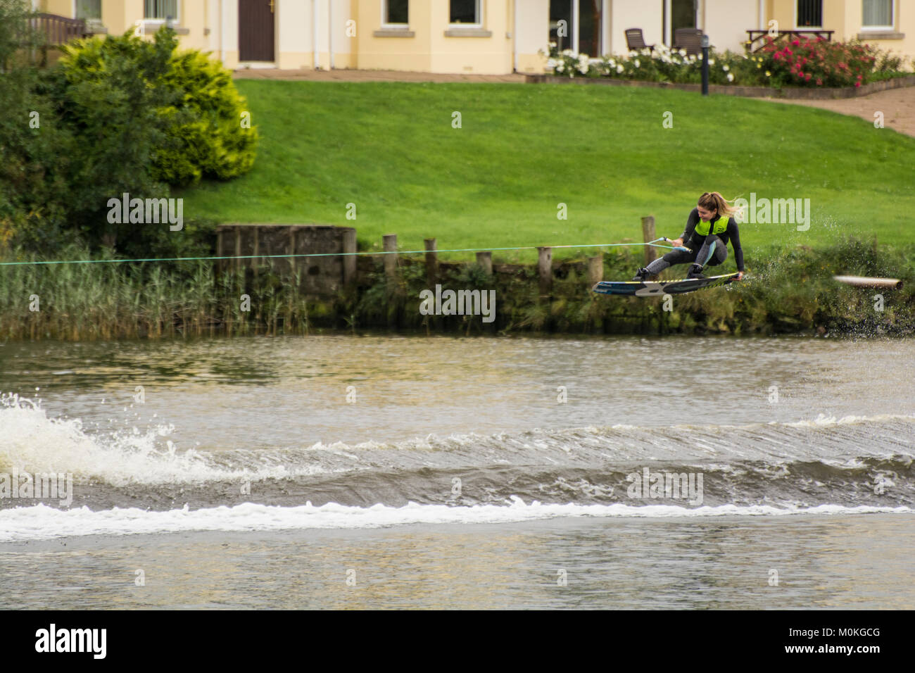 River Bann, Coleraine, Nordirland. - 13. August 2016: - ein Wettbewerber in der Europäischen und Afrikanischen Wakeboard Meisterschaften auf dem Fluss Bann Coler Stockfoto