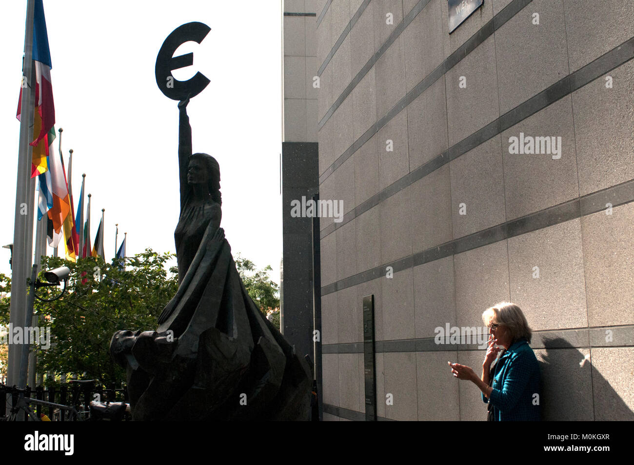 Fahnen und Euro Symbol im Gebäude des Europäischen Parlaments in Brüssel. Europäische Viertel, Brüssel, Belgien. Stockfoto