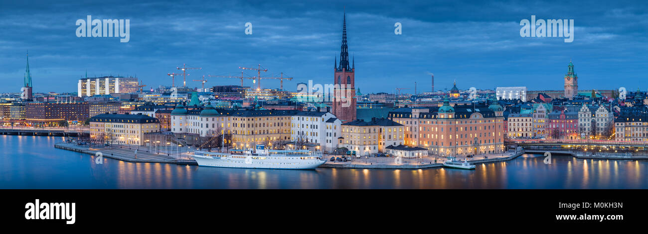 Panoramablick auf den berühmten Stockholmer Stadtzentrum mit historischen Riddarholmen in Gamla Stan, die Altstadt während der Blauen Stunde in der Dämmerung, Schweden Stockfoto