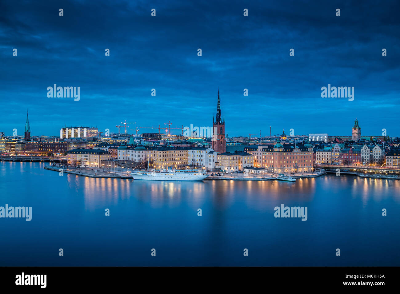 Panoramablick auf den berühmten Stockholmer Stadtzentrum mit historischen Riddarholmen in Gamla Stan, die Altstadt während der Blauen Stunde in der Dämmerung, Schweden Stockfoto
