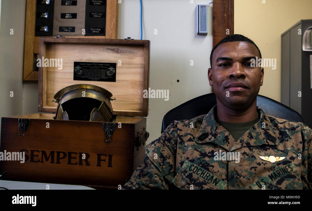 Master Sgt. Kevin O. Cochran, aktuelle Operations Chief 1. Marine die Flugzeugflügel, Haltungen mit ein paar seiner Awards am Camp Foster, Okinawa, Japan, Jan. 10, 2018. Die Vorbereitung auf den Ruhestand, Cochran, Dayton, Ohio Eingeborener, war für die Unterstützung einer Okinawanischen Mann aus seinem Umgestürzten Fahrzeug Jan. 8, 2018 anerkannt. Cochran ist eine 23-jährige Marine Corps Veteran. (U.S. Marine Corps Stockfoto