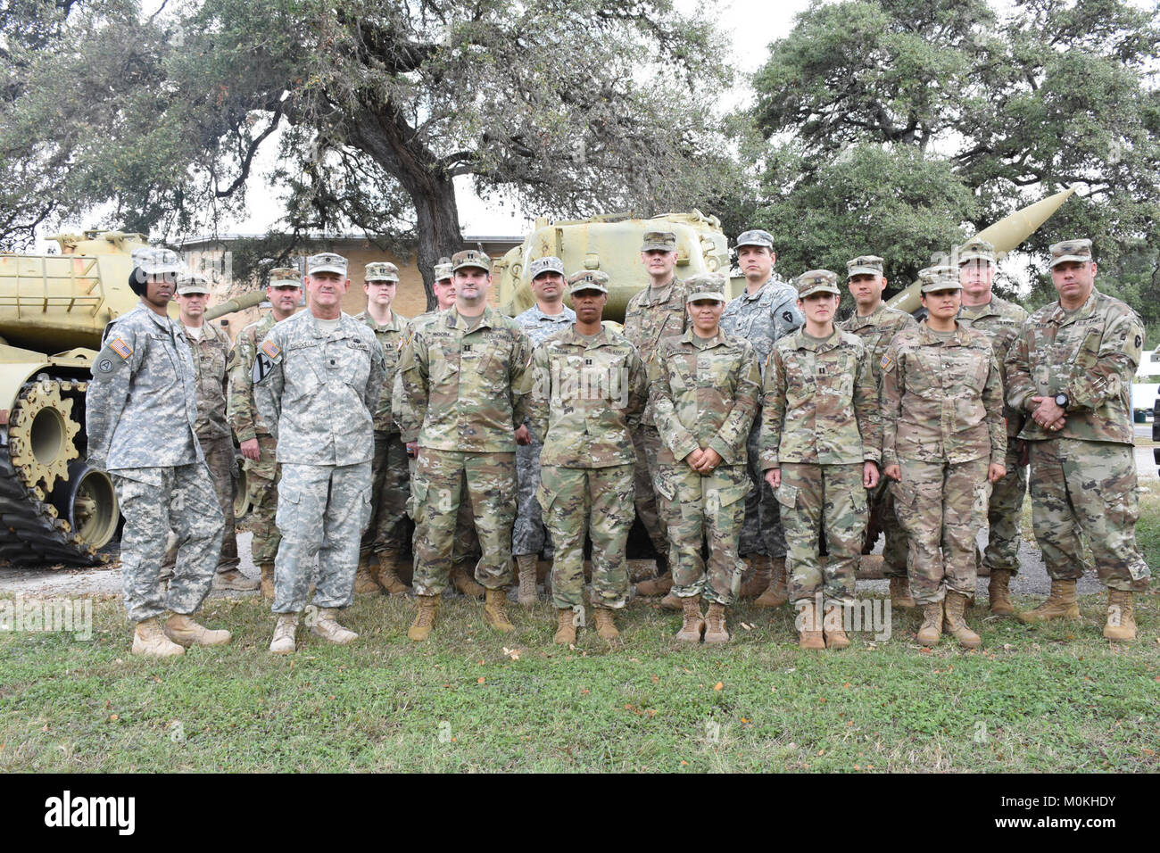 Armee Oberst David Farr, ehemalige Mitarbeiter Judge Advocate für 36th Infantry Division die Texas National Guard (rechts), steht mit Oberstleutnant Doug Whitaker, die früher in der South Central Region National Guard Bureau Versuch Verteidigung Service (2. von rechts), und eine Gruppe von 36. ID Richter, Anwälte und rechtsassistenten an der Garnison Command Headquarters in Camp Mabry, Texas, November 3, 2017. Oberst David Farr links seine Rolle als Mitarbeiter Judge Advocate's 36th ID im Januar 2018, seine juristische Expertise zu den Texas der militärischen Abteilung Joint Force Headquarters zu bringen. (U.S. Armee Stockfoto