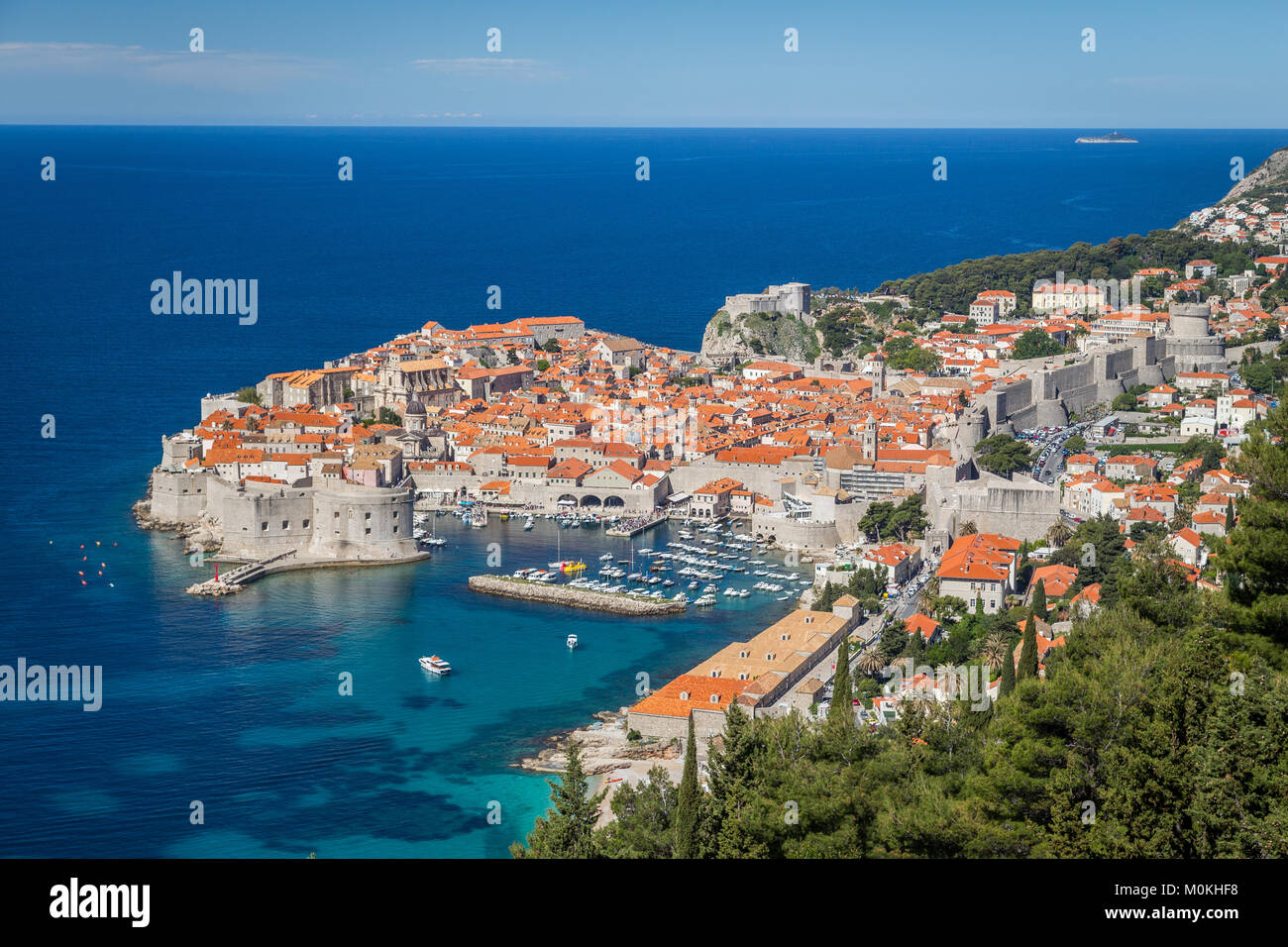 Panoramablick auf die Altstadt von Dubrovnik, eines der bekanntesten touristischen Destinationen im Mittelmeer, im Sommer, Dalmatien, Kroatien Stockfoto