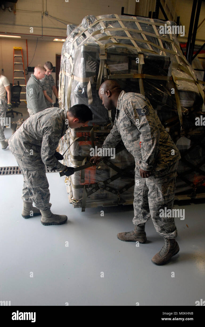 Tech. Sgt. Saiyd Mack (rechts), 51st Combat Communications Squadron radio systems Section Chief, zeigt Älterer Flieger Kevin Remigoso, 51 KBS Radio Frequency Transmission Systems Techniker, den richtigen Weg zu einer Palette für Transport verzurren. Während der letzten Übung in Robins Air Force Base die Staffel, die in Bezug auf die Verpackung ihrer Kits ausgebildet, zur Gründung einer Basisstation und Kommunikation Dienstleistungen, während durch stressigen Szenarien arbeiten. Stockfoto