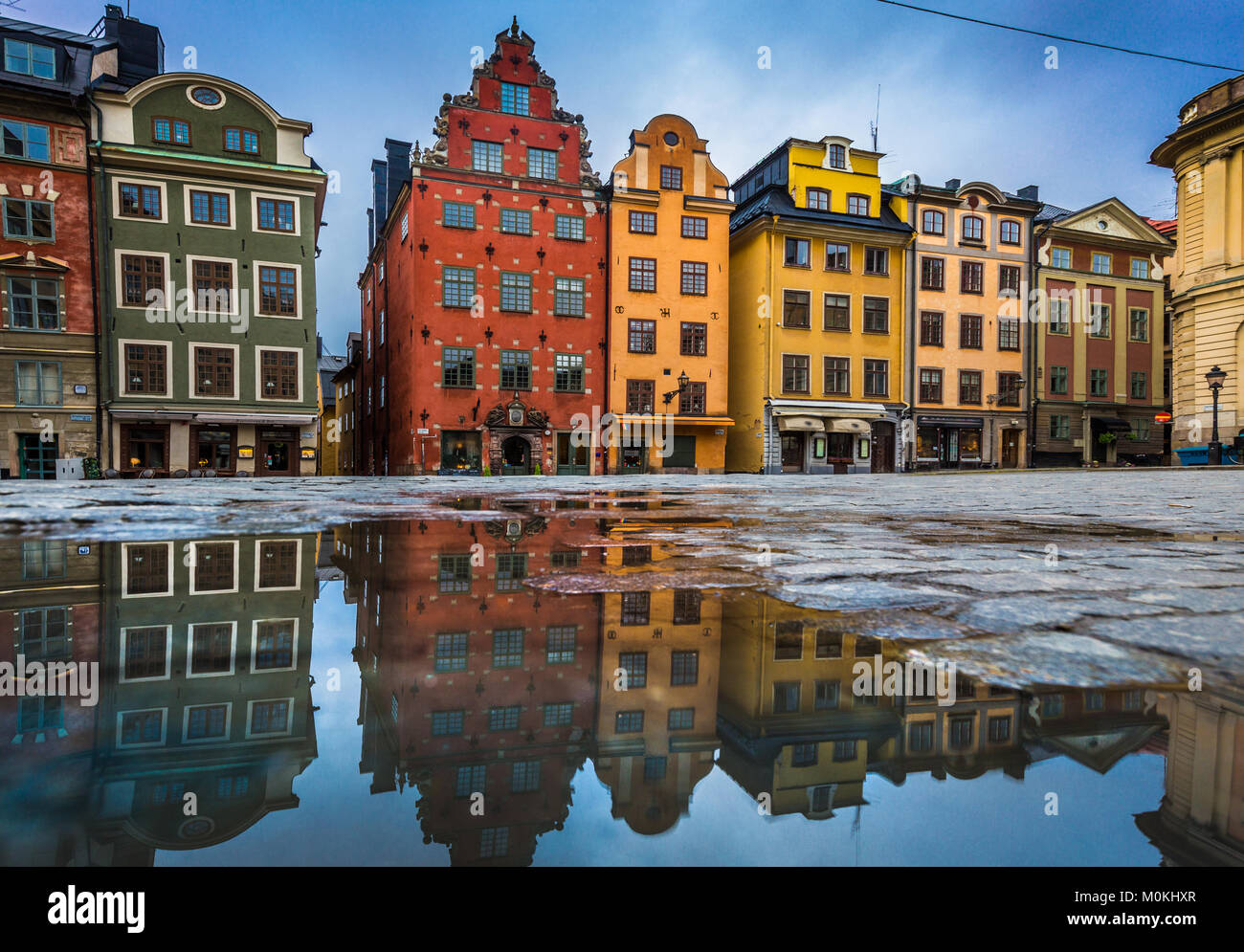 Bunte Häuser am berühmten stortorget Stadtplatz in der Stockholmer Altstadt Gamla Stan (Altstadt) in einer Pfütze mit blauem Himmel, Stockholm, Schweden Stockfoto