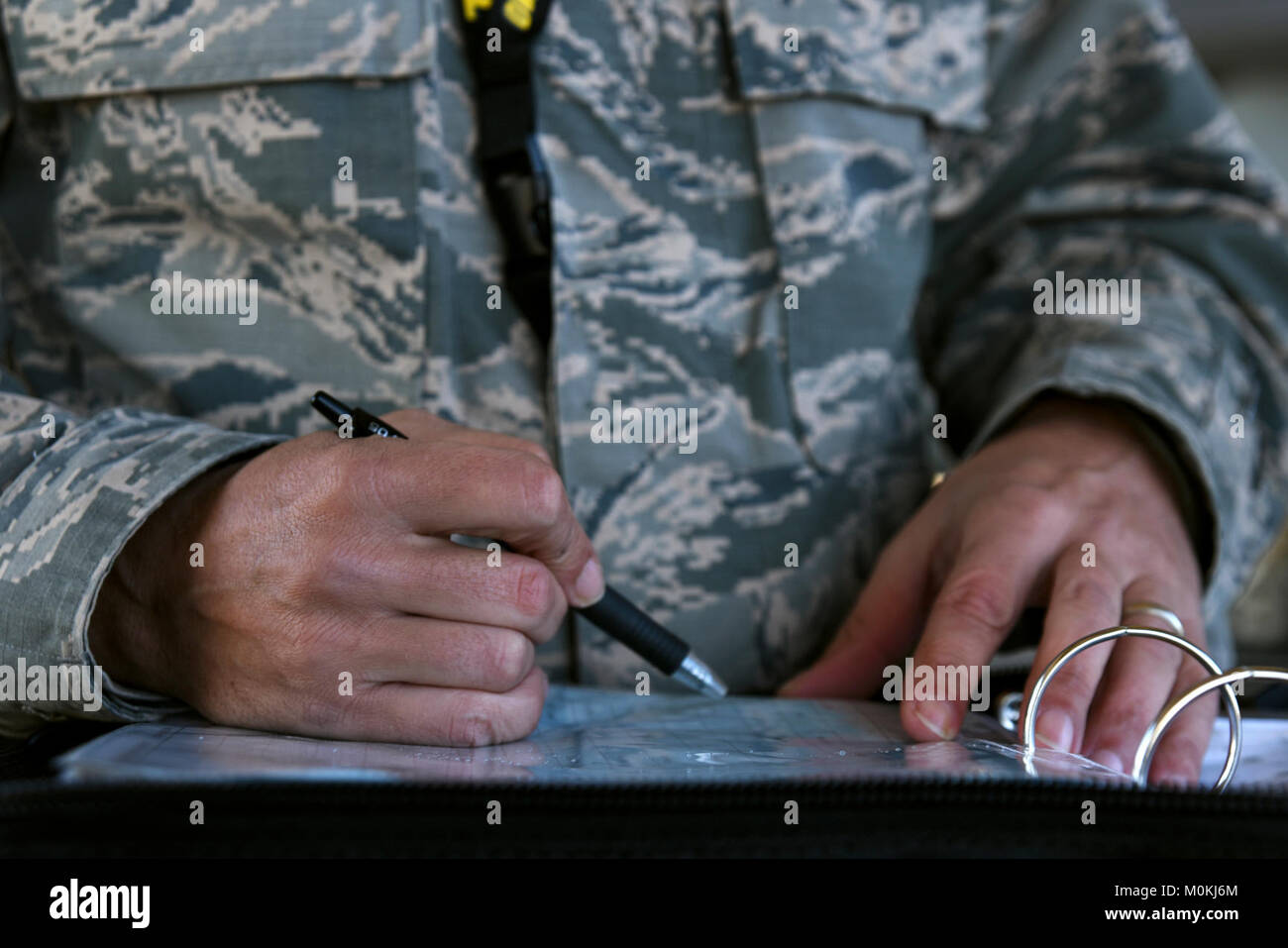 Us Air Force Master Sgt. Christopher Schneider, F-16 Viper Demonstration Team Betriebsleiter, Bewertungen Formen eines 20 Aircraft Maintenance Squadron engagierten Mannschaft Leiter während einer Stolz Falcon Konkurrenz an Shaw Air Force Base, S.C., Dez. 21, 2017. Die Formulare wurden für Genauigkeit und Klarheit als Schneider und anderen Inspektoren Wartung Normen engagierten Mannschaft Leiter', Initiative und Management beurteilt überprüft. (U.S. Air Force Stockfoto