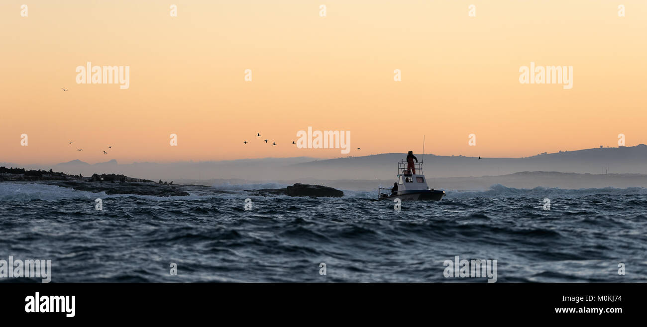 Bootsfahrten bei Sonnenuntergang im Atlantik, Südafrika Stockfoto